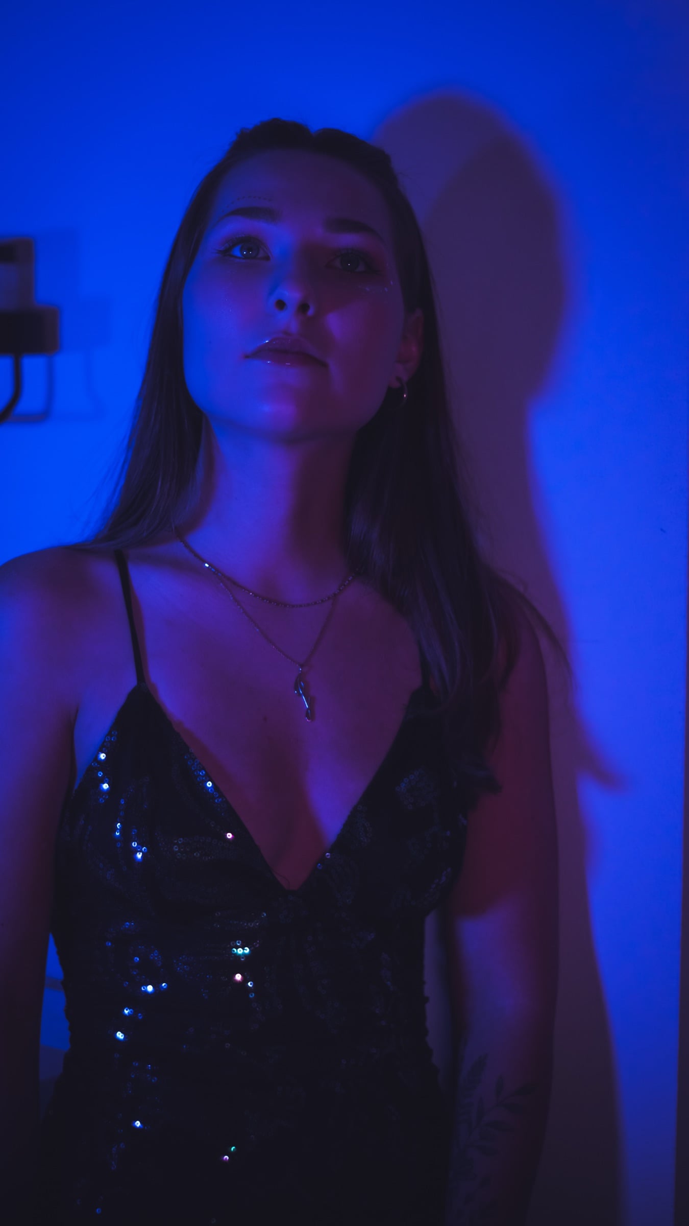 Editorial Euphoria-inspired portrait with bold colored lighting (04)