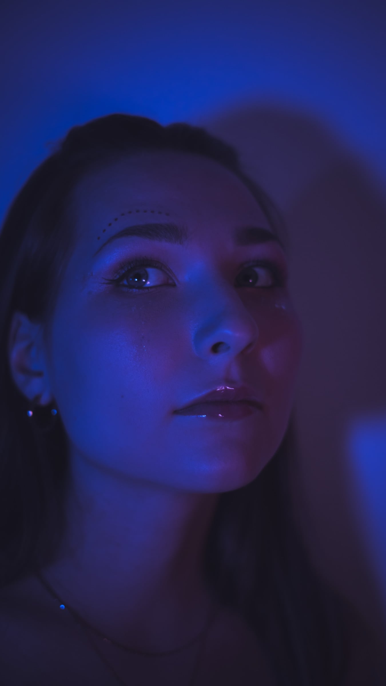 Editorial Euphoria-inspired portrait with bold colored lighting (05)