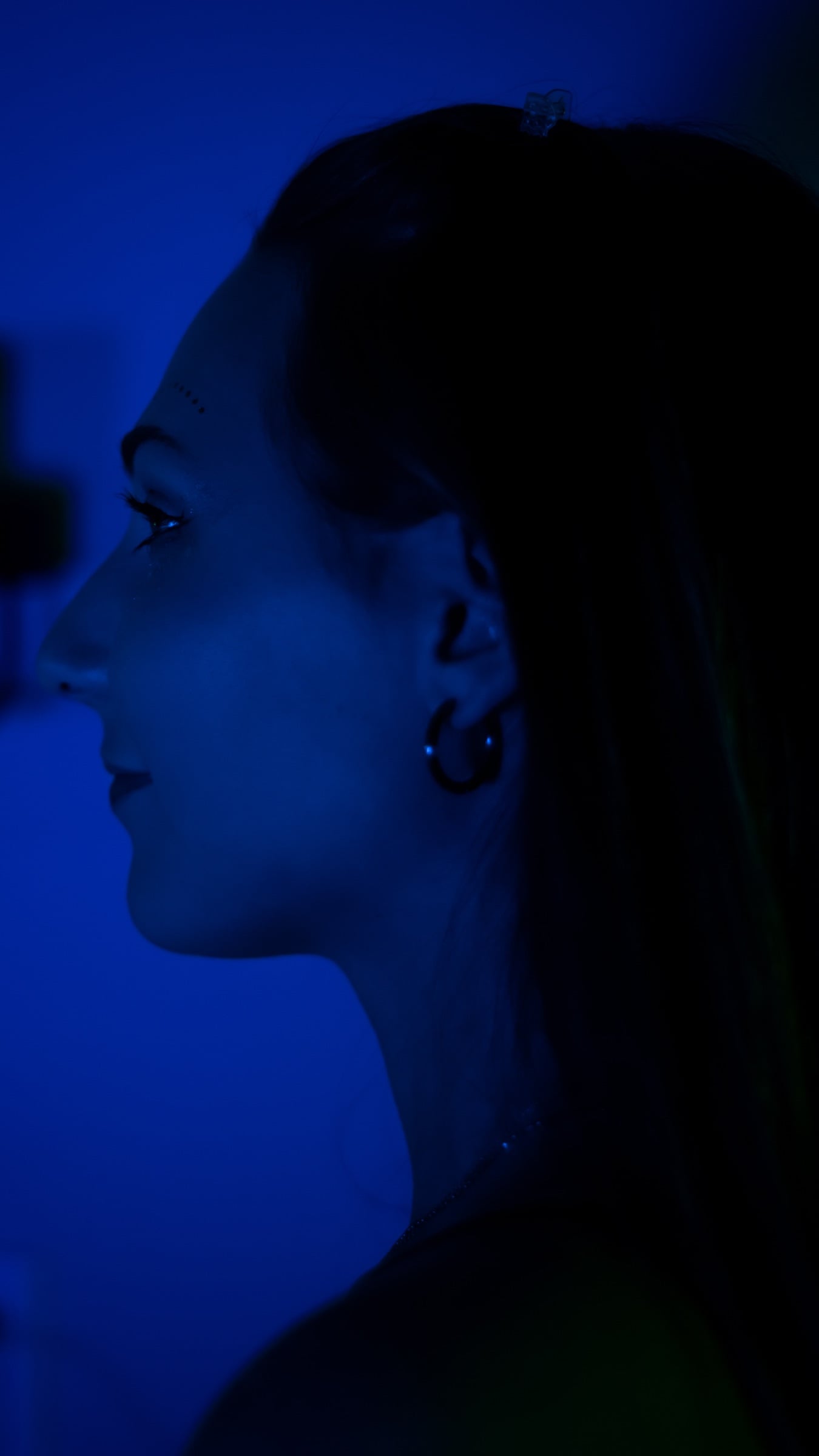 Editorial Euphoria-inspired portrait with bold colored lighting (10)
