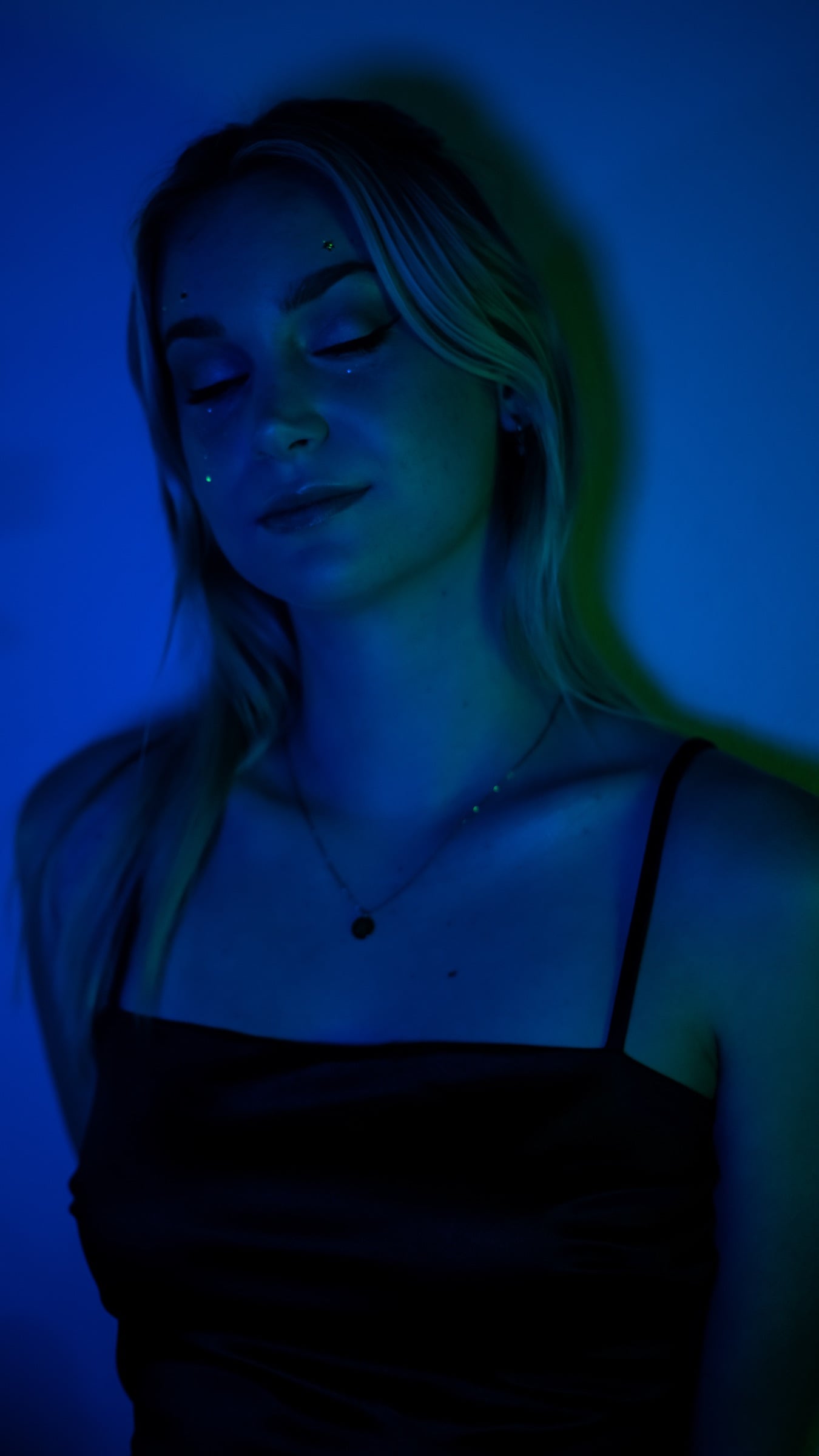 Editorial Euphoria-inspired portrait with bold colored lighting (11)