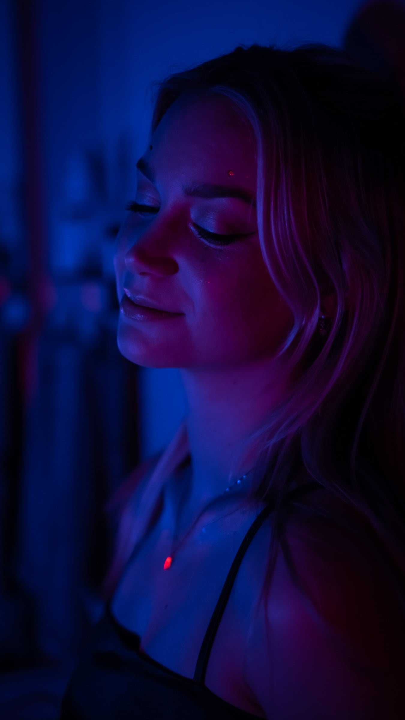Editorial Euphoria-inspired portrait with bold colored lighting (12)