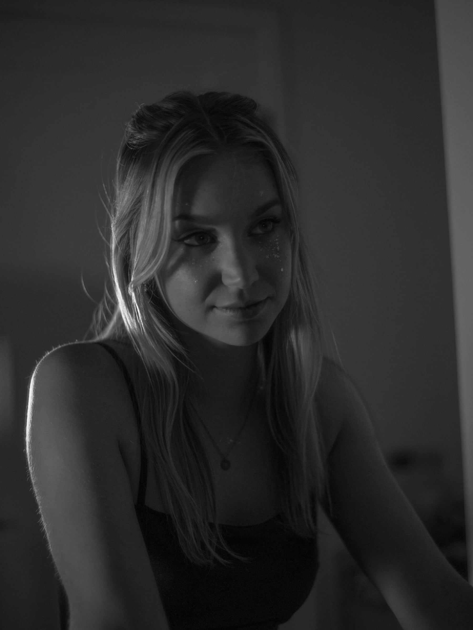 Editorial Euphoria-inspired portrait with bold colored lighting (15)