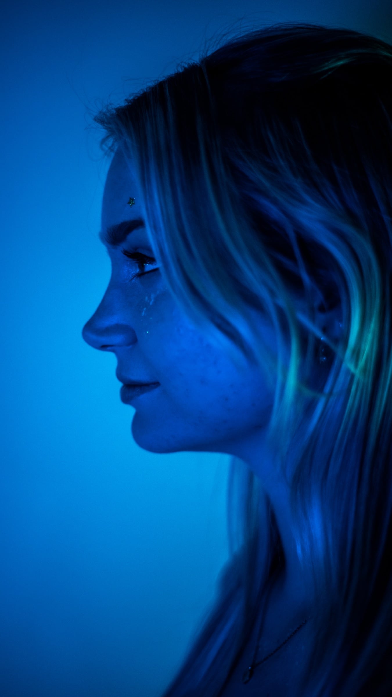 Editorial Euphoria-inspired portrait with bold colored lighting (08)