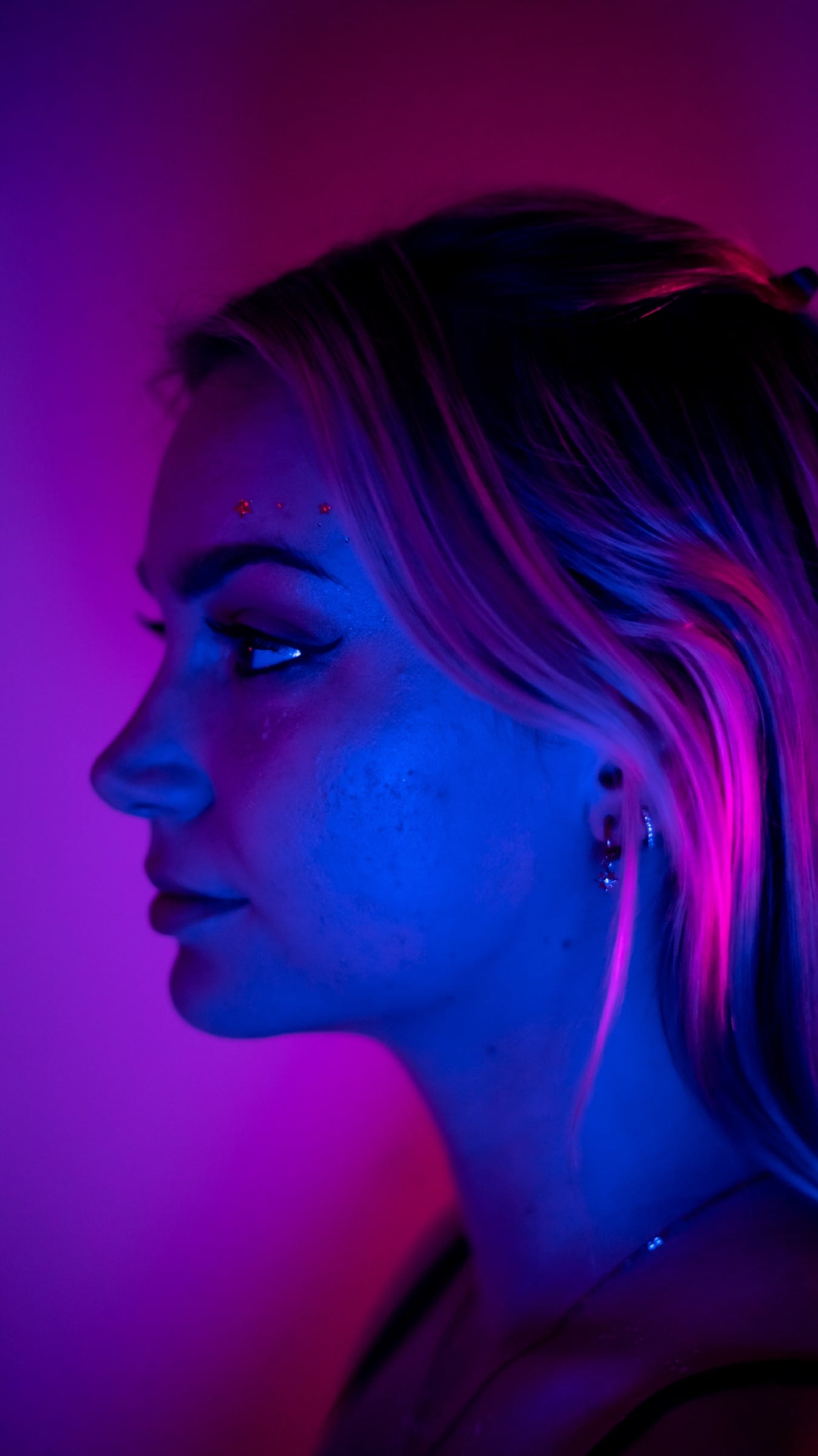 Editorial Euphoria-inspired portrait with bold colored lighting (16)
